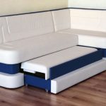 Składana biała i niebieska sofa