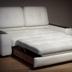 Vikande vit soffa