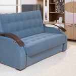 Fällbar soffa i vardagsrum med dragspel mekanism