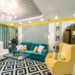 Vícebarevné pohovky pro neobvyklý obývací pokoj