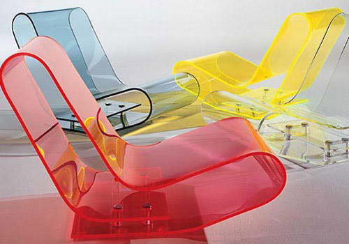 Maraming kulay na plastic chairs sa modernong estilo
