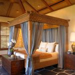 Niebieski baldachim i luksusowe drewniane łóżko