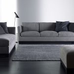Gråa soffor för ett rum i minimalismens stil