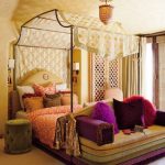 Gölgelikli modern bir yatak odasında oryantal motifler