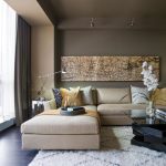 Sofa penjuru dengan bantal berwarna-warni di ruang tamu moden