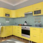 Corner yellow kitchen set sa modernong kusina