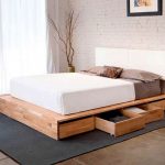 سرير خشبي واسع المنصة