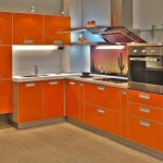 Maliwanag orange kusina sa modernong estilo