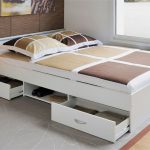 Skrzynki i półki pod łóżkiem do racjonalnego użytkowania