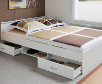 Skrzynki i półki pod łóżkiem do racjonalnego użytkowania