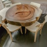 Okrugli stol izrezan drvom