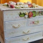Openwork mini-chest of drawers made of cardboard