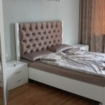 Başlıklı yatak odasında beyaz mobilya