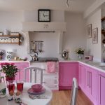 Biało-różowa kuchnia bez szafek ściennych