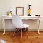 White console table with curved legs