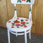 Białe krzesło z różami własnymi rękami