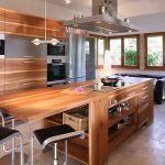 Grande e confortevole isola di legno in cucina