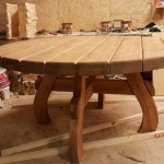 Didelis masinis stalas, pagamintas iš tikros medienos
