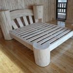 Łóżko wiejskie wykonane z drewna