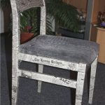 Decoupage simple newspapers to update the old chair