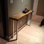Wooden console table na may metal legs