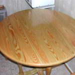 Wooden homemade table sa ilalim ng lacquer