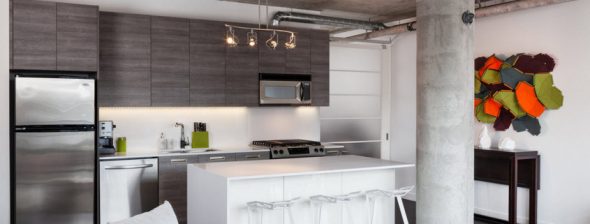 Moderne keuken met hoge kasten