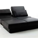 Podwójna czarna sofa