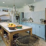 Blue kitchen set na walang mga top cabinet
