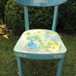 Niebieskie krzesło po renowacji słonecznikami