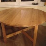 Ładny duży drewniany stół okrągły kształt