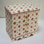 Cardboard chest of drawers na may mga rosas