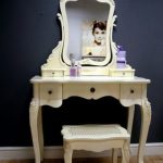Sütlü renkte klasik tuvalet masası ve sandalye