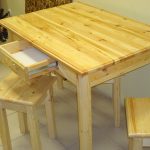 Un set di mobili per la cucina di pino