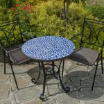 Kaltas stalas su mozaikomis ir kėdėmis