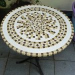 Pięknie zdobiony okrągły stół z mozaiki