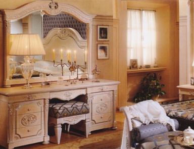 Yatak odasında bir ayna ile güzel tuvalet masası