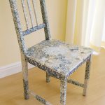 Vacker inredning av en stol i form av decoupage mosaik