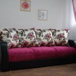 Maganda at kumportableng pink na sofa para sa living room