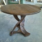 Round pine table with thread