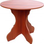 Okrągły stół wykonany z płyty wiórowej w kolorze jabłoni własnymi rękami