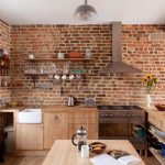 Brick wall kitchen na walang hanging furniture
