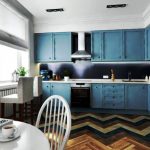 Virtuvė su spintelėmis iki lubų mėlynos spalvos