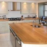 Set da cucina con piano in legno