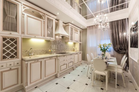Stilingas virtuvės komplektas su didelėmis spintelėmis