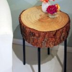 Mini stol kružnog oblika od piljene na metalnim nogama