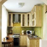 Kleine houten keuken met kasten naar het plafond