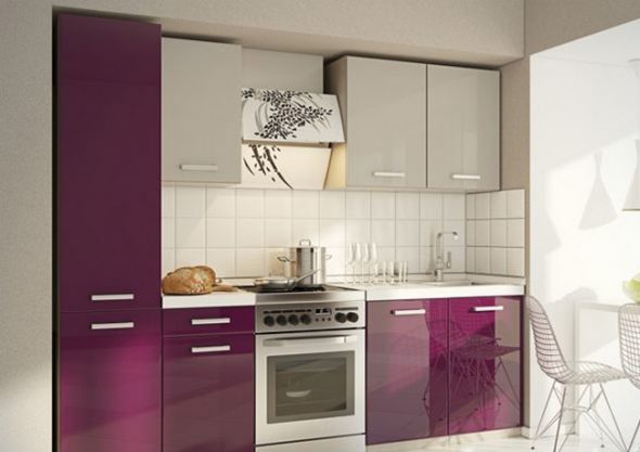 Pieno-violetinė virtuvė