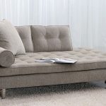 Liten grå soffa för en person