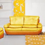 Mała żółta rozkładana sofa